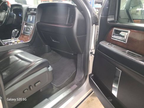 Used 2017 Lincoln Navigator Select image 16