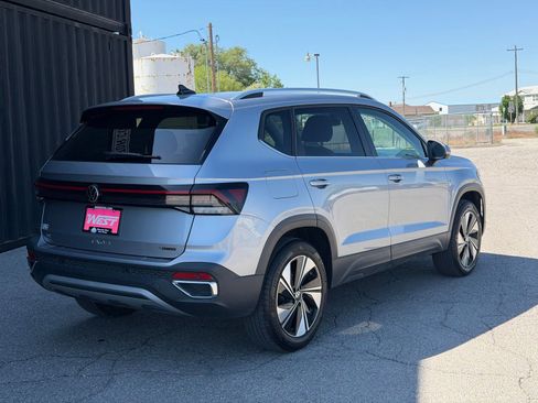 Used 2025 Volkswagen Taos SE AWD/4WD image 7