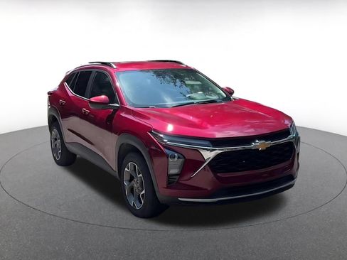 Used 2025 Chevrolet Trax LT FWD image 3