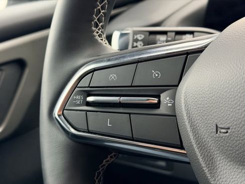 Used 2025 Chevrolet Traverse LT w/ Driver Confidence Package image 10