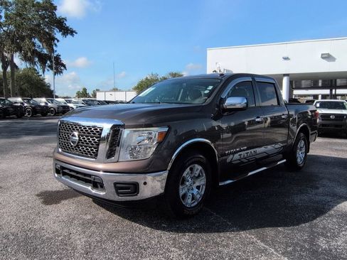 Used 2018 Nissan Titan SV w/ SV Convenience Package RWD image 8