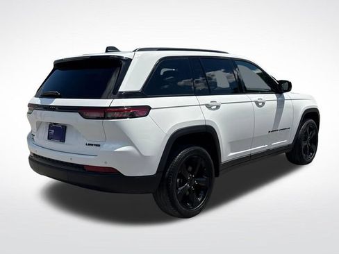 Used 2023 Jeep Grand Cherokee Limited w/ Black Appearance Package AWD/4WD image 6