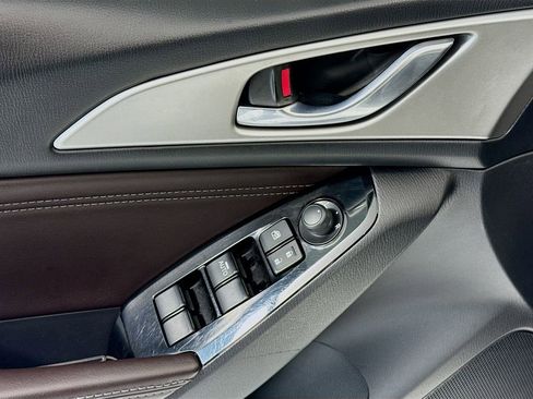 Used 2018 MAZDA MAZDA3 Touring image 23