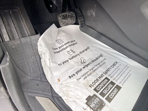 Used 2023 Chevrolet Traverse LT image 17