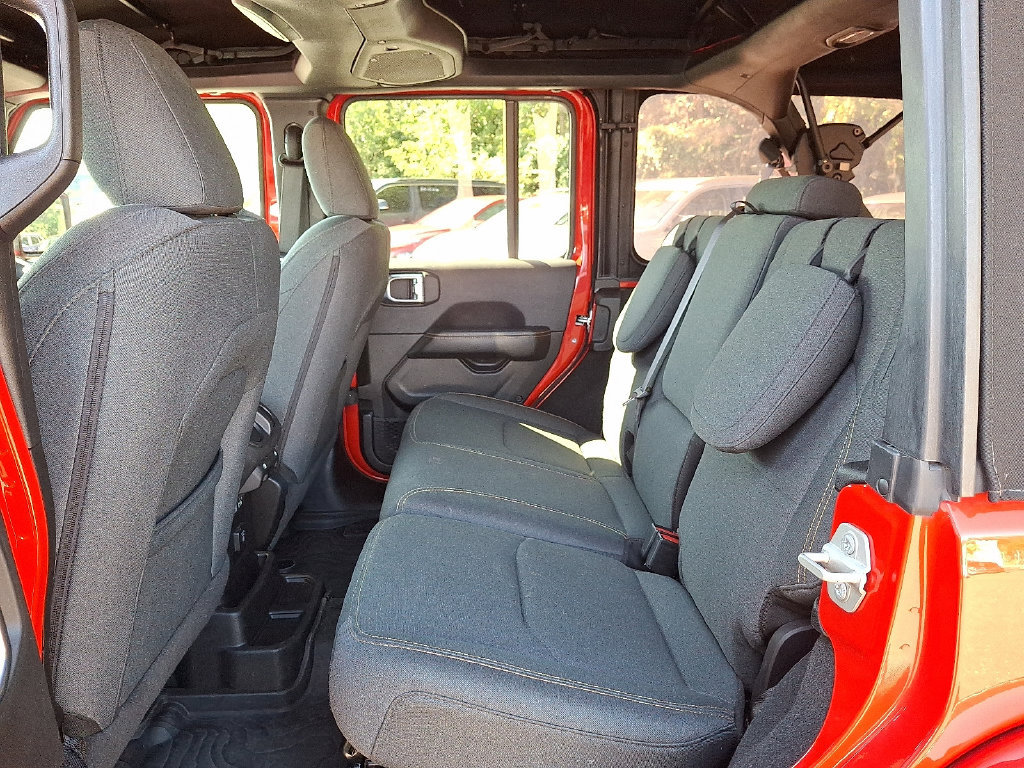 Used 2024 Jeep Wrangler Unlimited Sahara w/ Technology Group AWD/4WD image 11