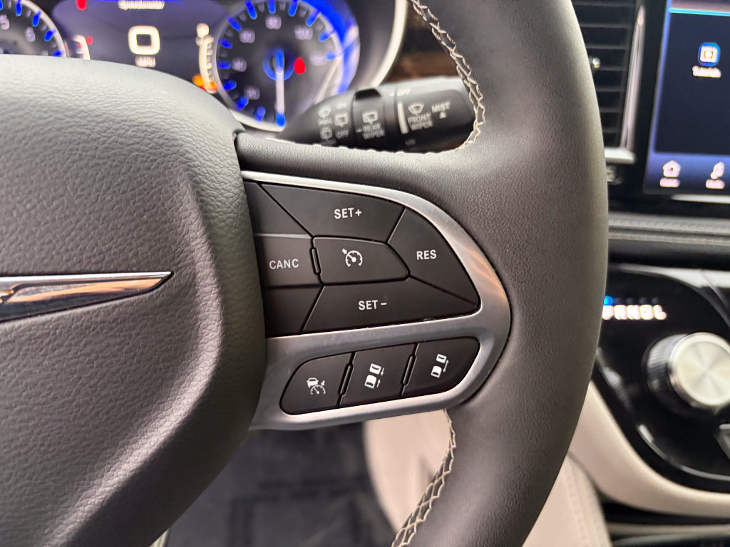 Used 2024 Chrysler Pacifica Limited FWD image 27