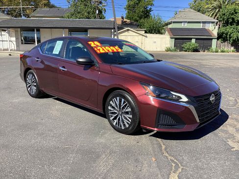 Used 2024 Nissan Altima 2.5 SV FWD image 1