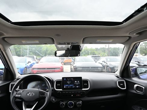 Used 2025 Hyundai Venue SEL FWD image 32