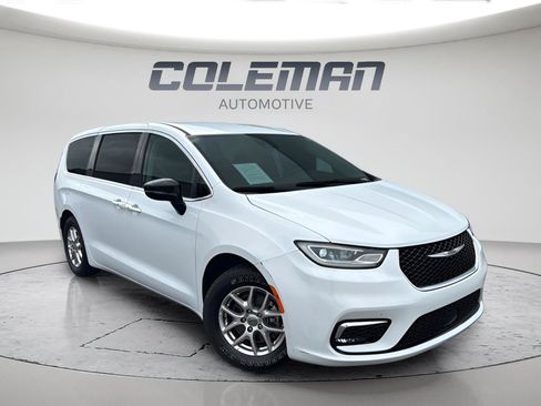 Used 2024 Chrysler Pacifica Touring-L FWD image 7
