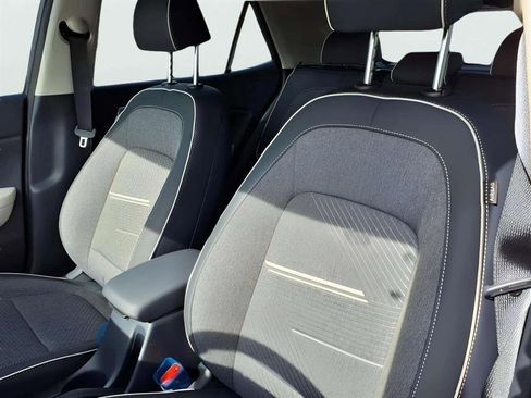 New 2025 Hyundai Venue Limited image 12