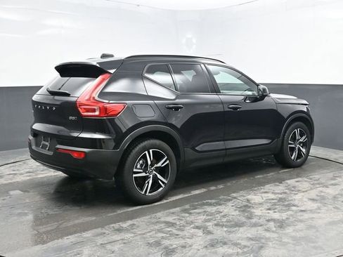Used 2024 Volvo XC40 B5 Core image 7