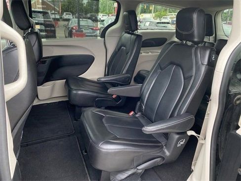 Used 2023 Chrysler Pacifica Touring-L image 13