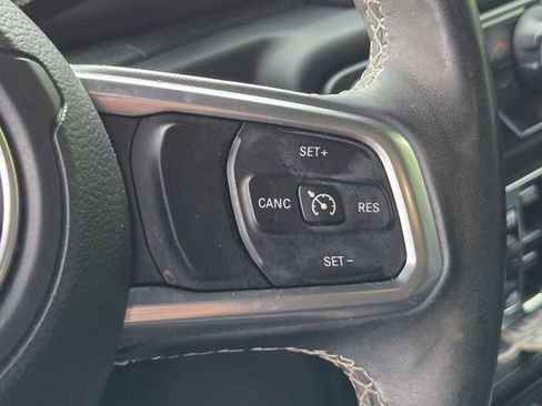 Used 2018 Jeep Wrangler Unlimited Sahara AWD/4WD image 10
