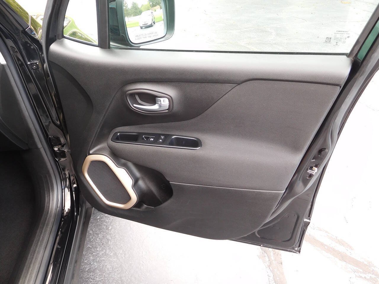 Used 2017 Jeep Renegade Latitude FWD image 17