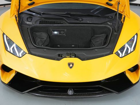 Used 2018 Lamborghini Huracan Performante image 8