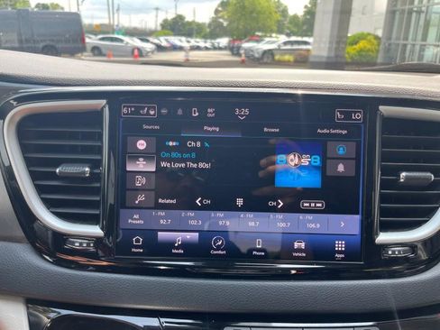 Used 2023 Chrysler Pacifica Touring-L image 19