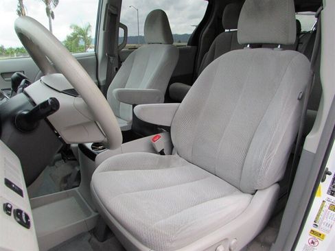 Used 2013 Toyota Sienna LE FWD image 8