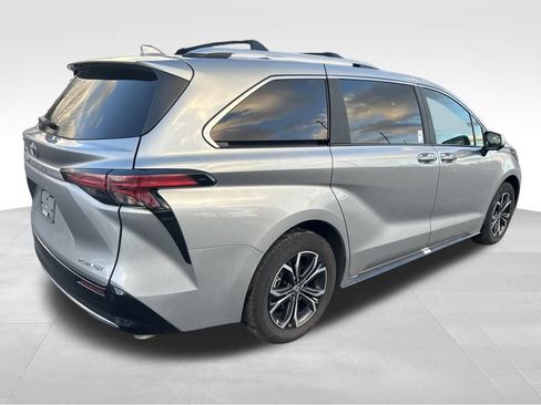 Used 2025 Toyota Sienna Platinum image 5