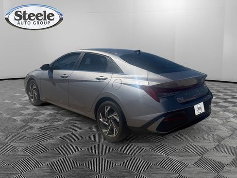 Used 2025 Hyundai Elantra SEL image 3