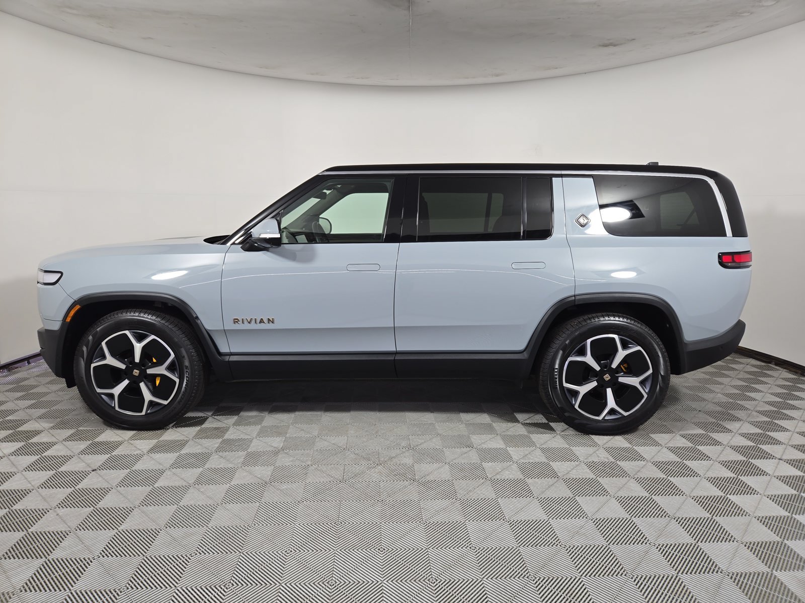 Used 2024 Rivian R1S Adventure Quad AWD/4WD image 2