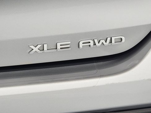 Used 2021 Toyota Highlander XLE image 10