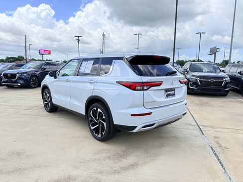 Used 2023 Mitsubishi Outlander SE FWD image 9