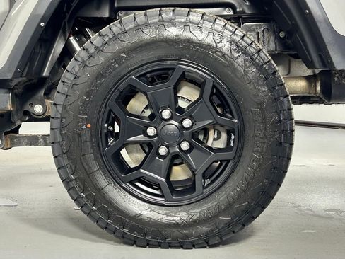 Used 2021 Jeep Gladiator Willys image 31