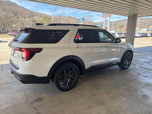 New 2026 Ford Explorer ST-Line w/ ST-Line Street Pack image 4