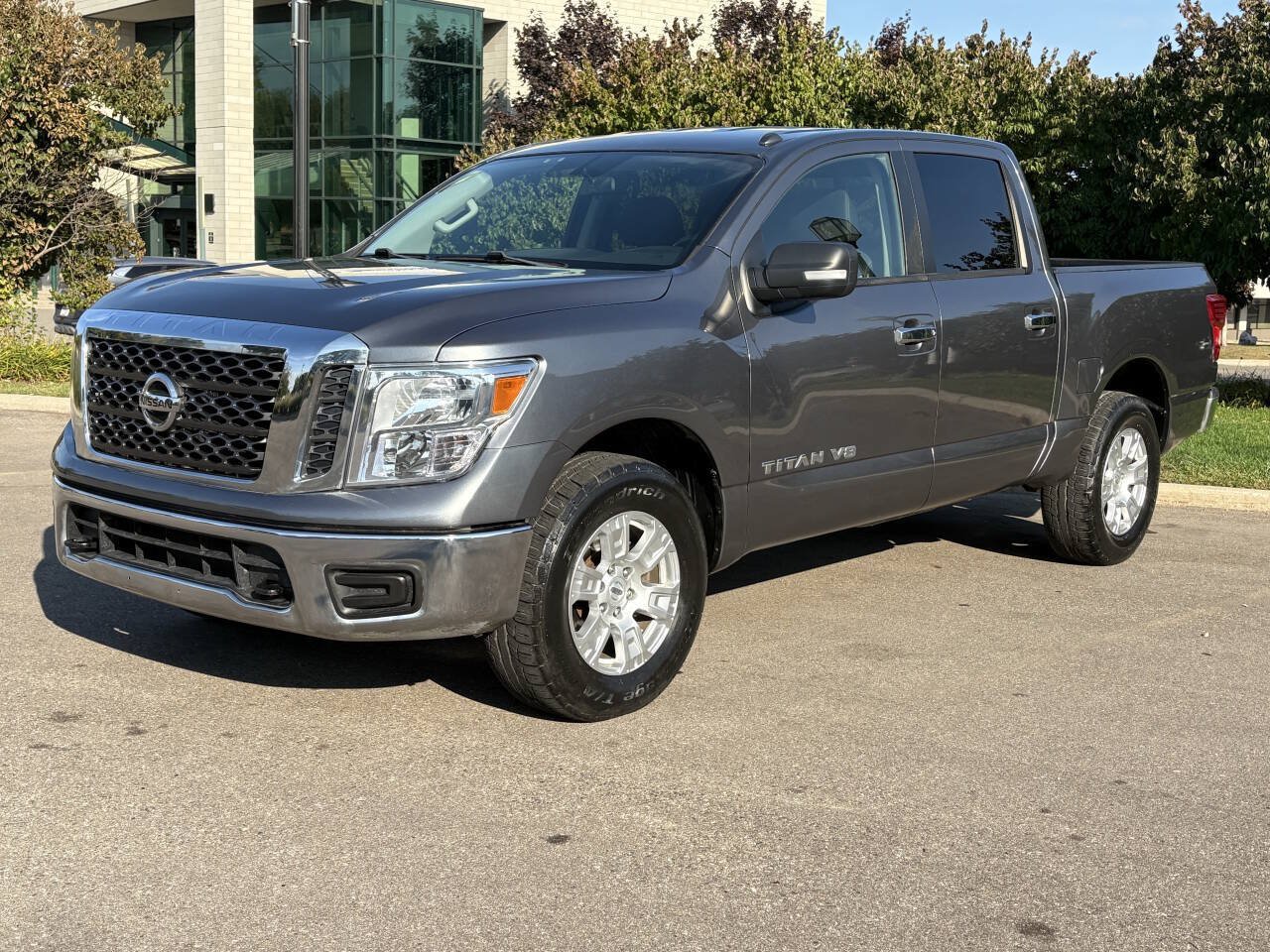 Used 2018 Nissan Titan SV AWD/4WD image 1