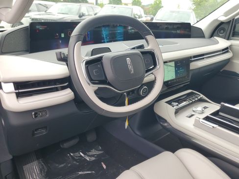 New 2026 Lincoln Navigator Reserve w/ Jet Appearance Package AWD/4WD image 12
