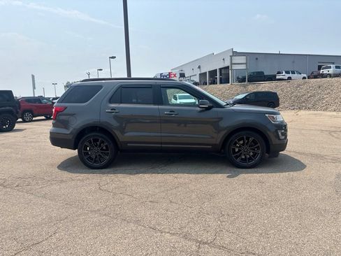 Used 2017 Ford Explorer XLT w/ Equipment Group 202A AWD/4WD image 6