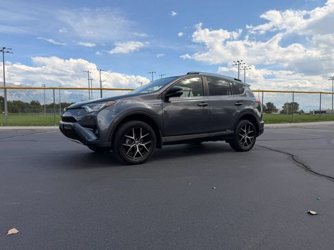 Used 2018 Toyota RAV4 SE AWD/4WD image 2