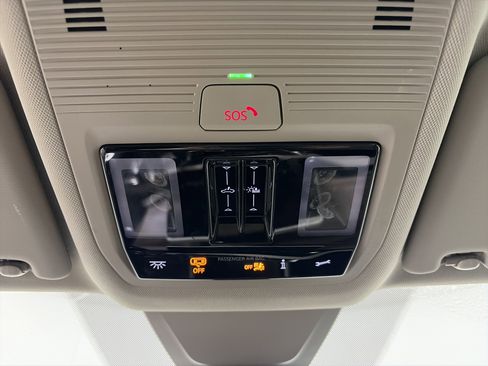 Used 2025 Volkswagen Atlas SEL Premium R-Line image 36