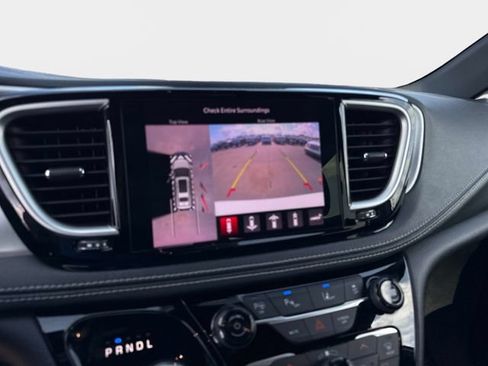Used 2024 Chrysler Pacifica Limited FWD image 19