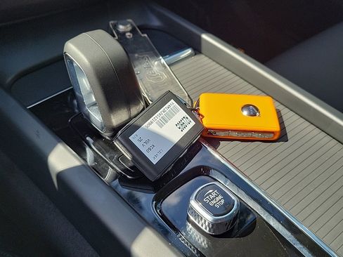 Used 2025 Volvo XC60 B5 Core image 23