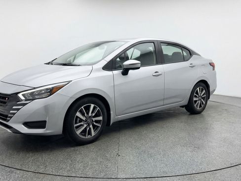 Used 2025 Nissan Versa SV image 3