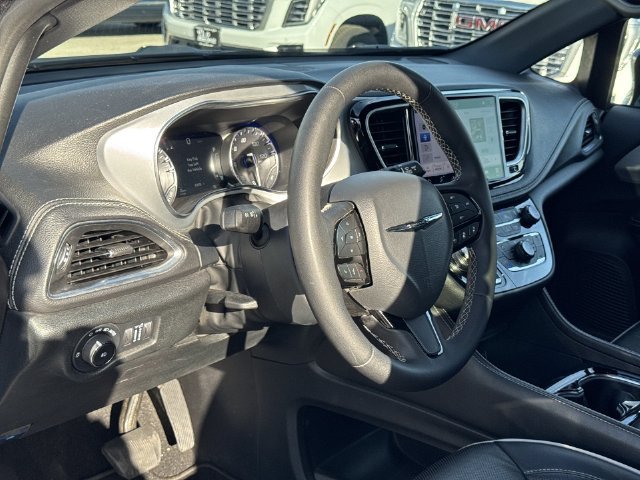 Used 2025 Chrysler Pacifica Limited FWD image 10