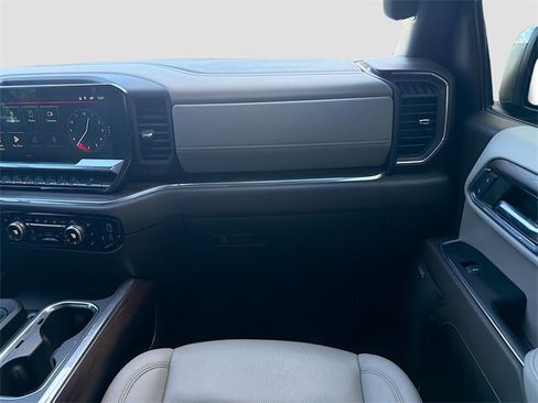 Used 2024 GMC Sierra 1500 SLT image 17
