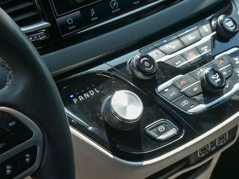 Used 2023 Chrysler Pacifica Touring-L image 18