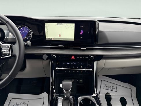 Used 2024 Kia Carnival EX image 14
