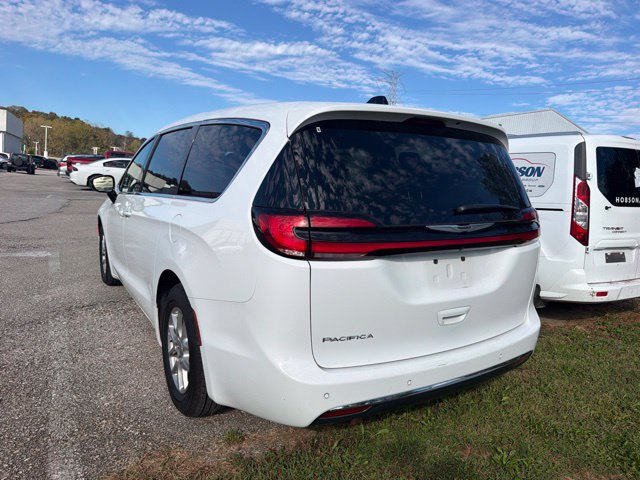 Used 2024 Chrysler Pacifica Touring-L FWD image 4