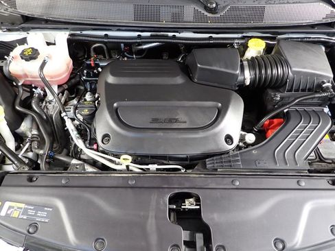 Used 2023 Chrysler Pacifica Touring-L FWD image 11