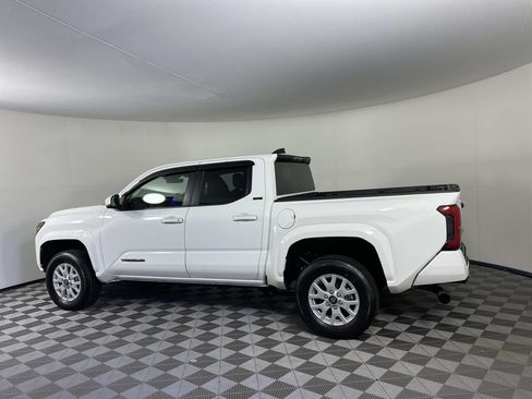 Used 2025 Toyota Tacoma SR5 AWD/4WD image 5