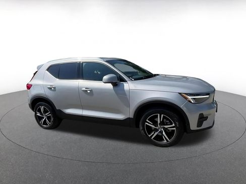 Used 2024 Volvo XC40 B5 Core image 2