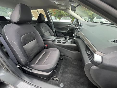 Used 2025 Nissan Altima 2.5 SV FWD image 31