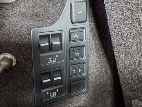Used 2023 Land Rover Discovery Metropolitan Edition AWD/4WD image 25
