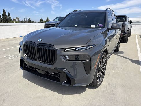 Used 2025 BMW X7 xDrive40i w/ Executive Package AWD/4WD image 2