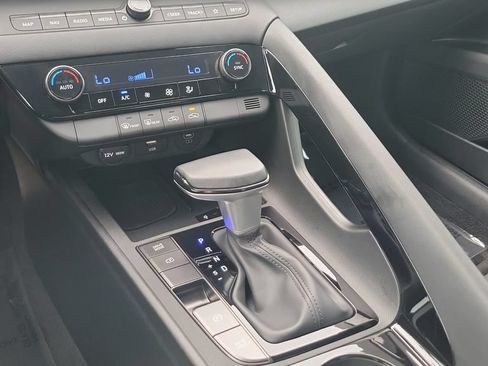 Certified 2025 Hyundai Elantra SEL FWD image 15