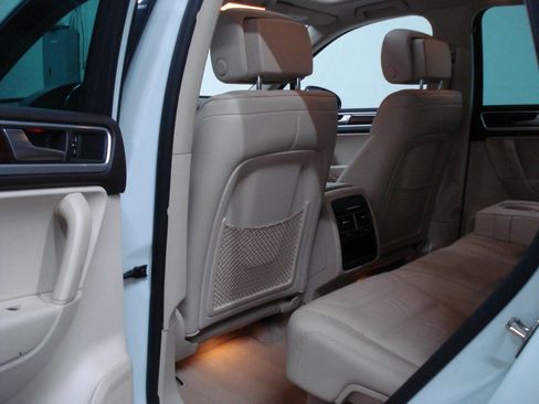 Used 2013 Volkswagen Touareg Sport image 31