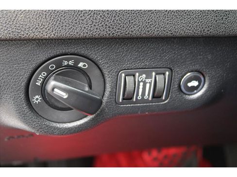 Used 2018 Dodge Charger SXT RWD image 14